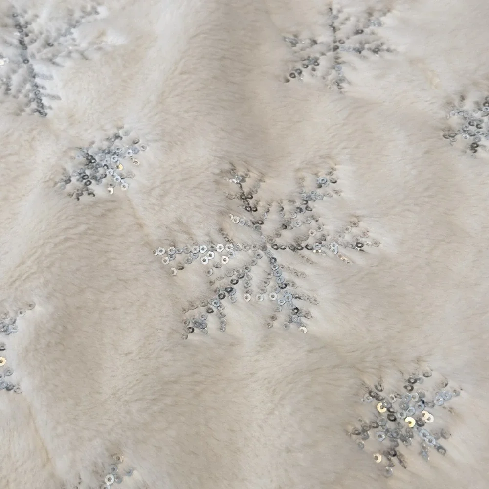 TAHARI‎ Plush Faux Fur Sequin Snowflakes Christmas Tree Skirt 47